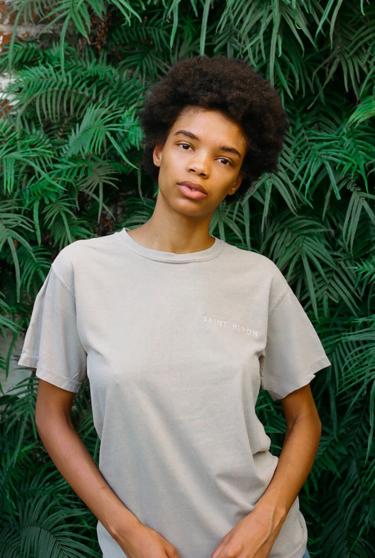 SAINT HERON UNISEX CREWNECK T-SHIRT - KHAKI/PINK