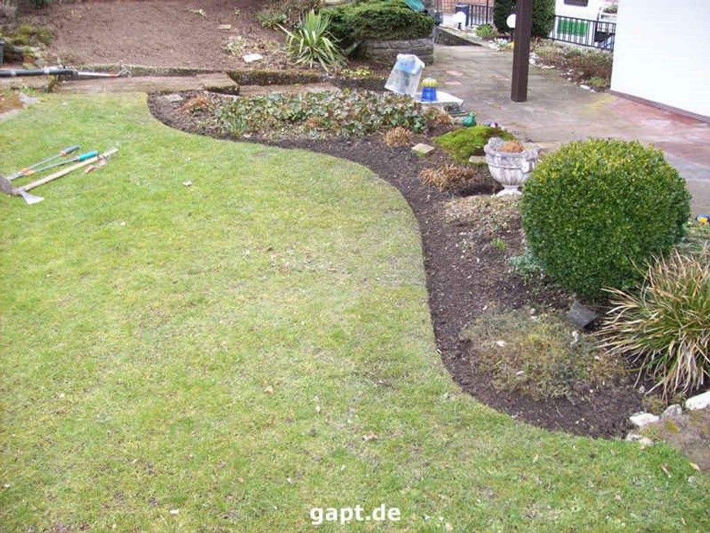 Easy lawn edging that can be bent and shaped