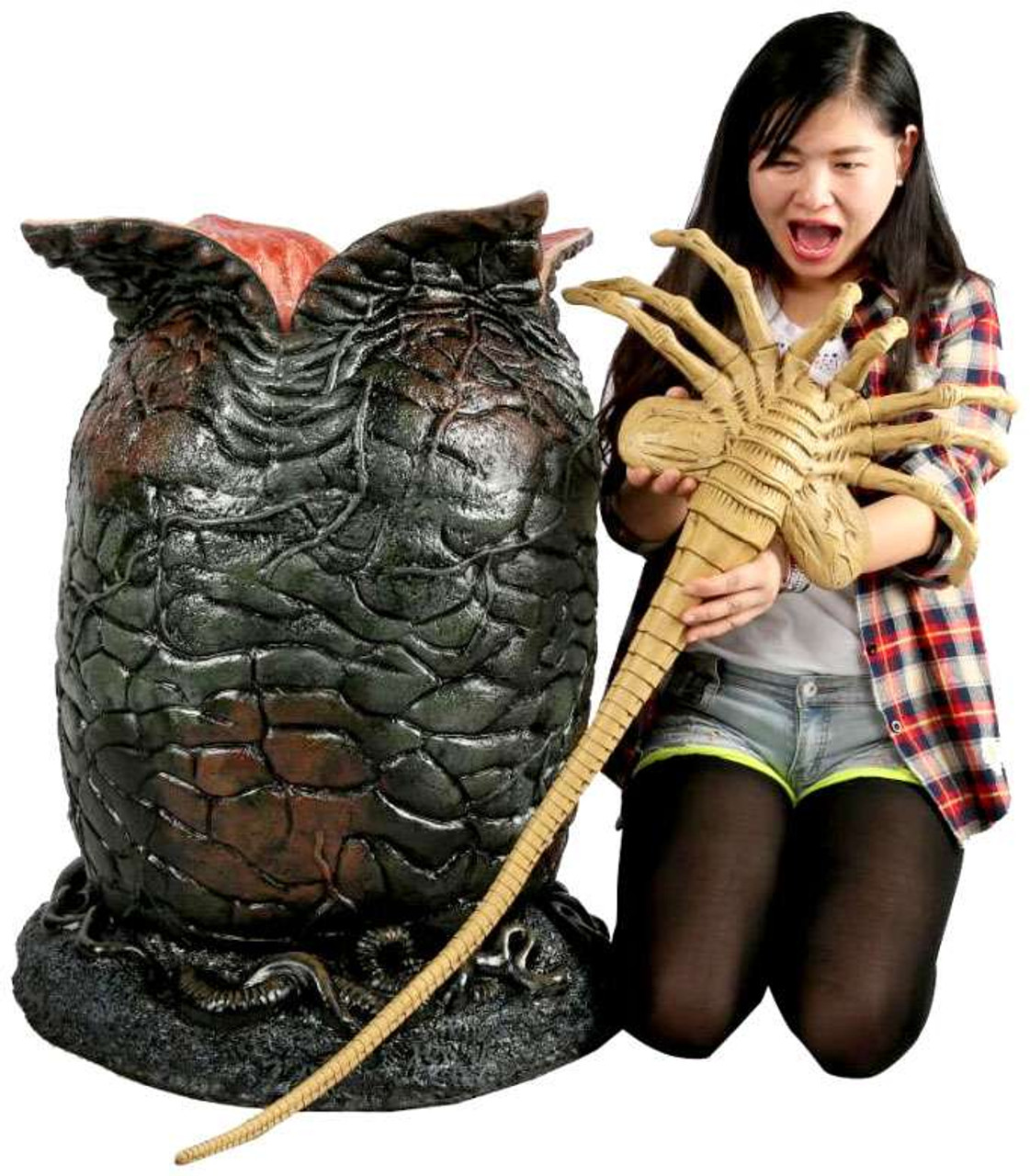 neca-aliens-life-size-egg-and-facehugger-prop-replica-with-led-lights-pre-order-ships-march-13__11575.1461389677.jpg