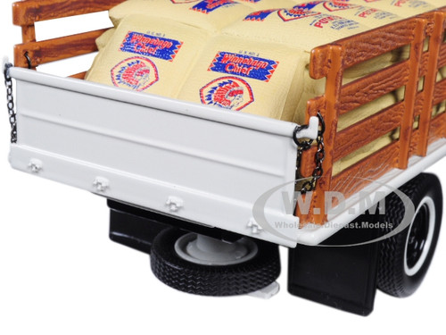 1952 GMC Half Rack Stake Truck 1/34スケール 1/34 1952 GMC COE Stake Truck with Sack Load, K. & B. Potato Farms