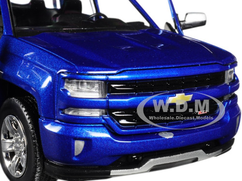 2017 Chevrolet Silverado 1500 LT Z71 Crew Cab Pickup Truck Blue 1/27  Diecast Model Car by Motormax