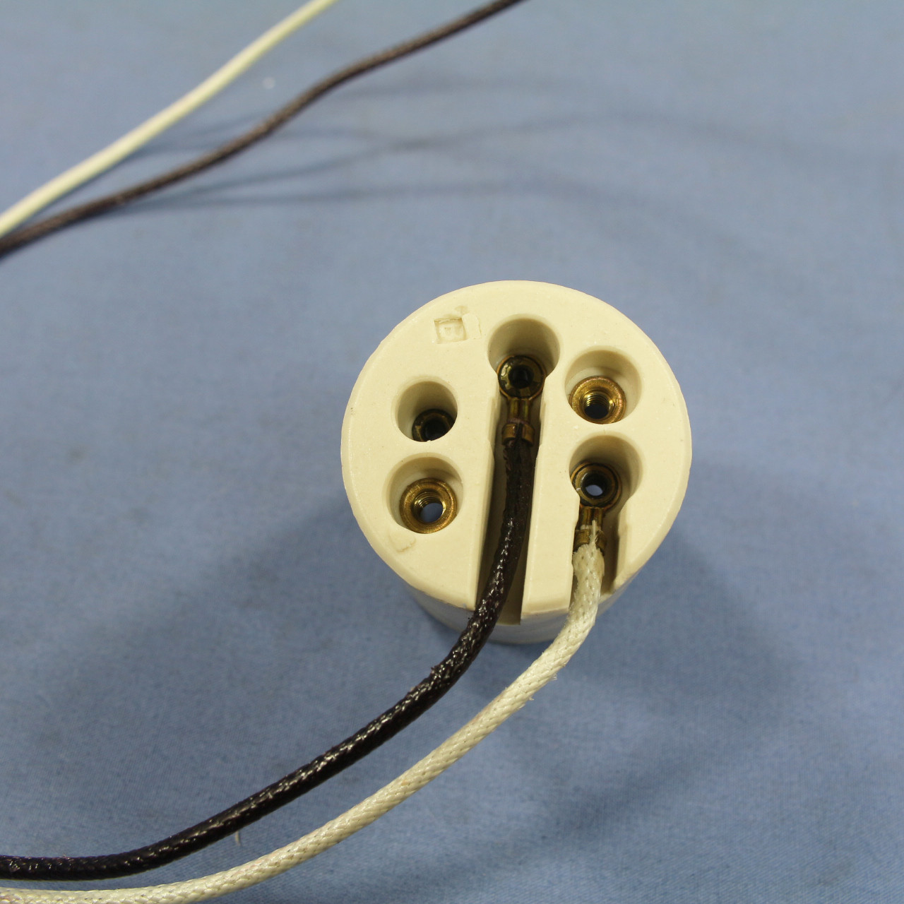 🏠 Shop Leviton Unglazed Porcelain Light Socket Lamp Holder Medium 660W